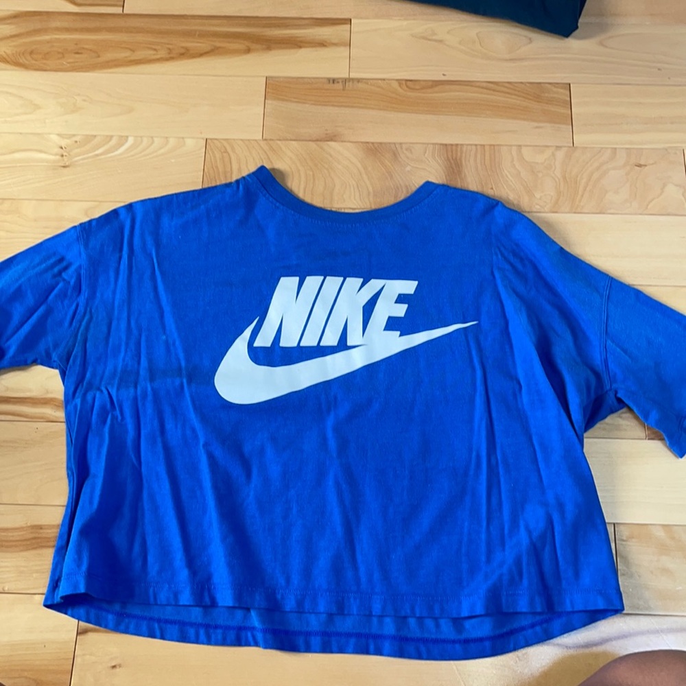 Cropped NIKE tshirt